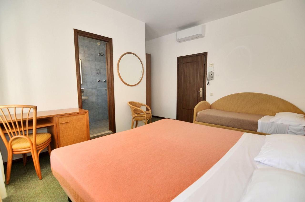 Venus Best Price Hotel Caorle Exterior photo